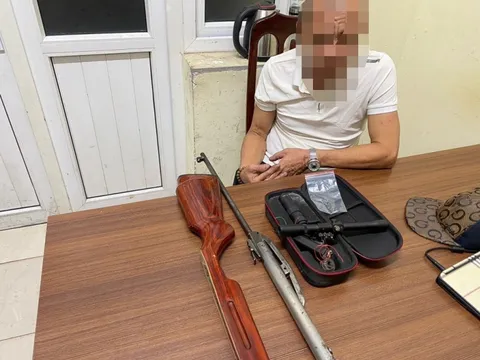 Hà Nội: Phát hiện đối tượng mang súng hơi cùng 24 viên đạn ra phố