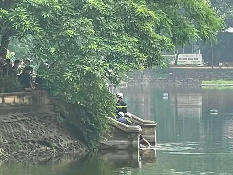 Hà Nội: Phát hiện thi thể nữ sinh đeo ba lô có gạch dưới hồ Láng