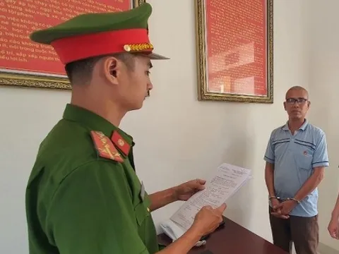 Bị vợ tát, người đàn ông dùng dao đâm vợ rồi tự sát