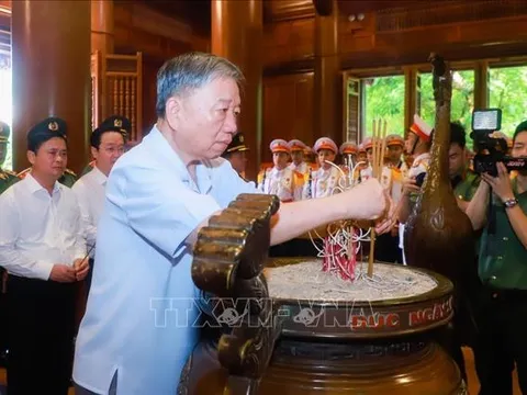 Bộ trưởng Tô Lâm dâng hương tưởng niệm Chủ tịch Hồ Chí Minh