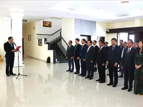 Dâng hương tri ân công đức Chủ tịch Hồ Chí Minh tại Campuchia