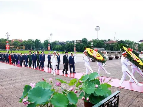 Kỷ niệm 134 năm Ngày sinh Chủ tịch Hồ Chí Minh: Lãnh đạo Đảng, Nhà nước vào Lăng viếng Bác