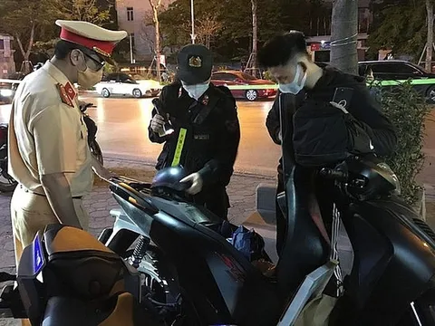 Hành vi báo chốt Cảnh sát giao thông đang làm nhiệm vụ sẽ bị xử phạt như thế nào?