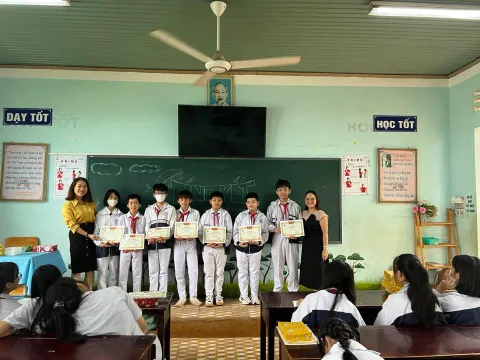 Hai chuyện buồn cuối năm học