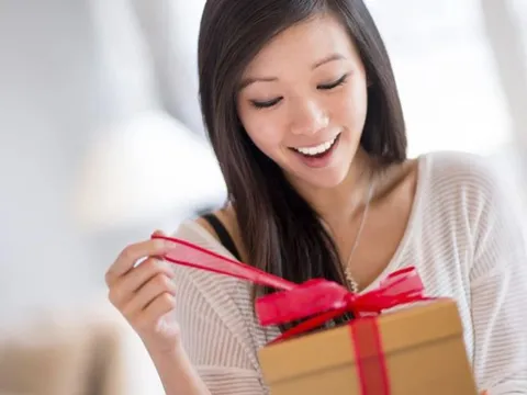 Thay chồng mua quà cho mình