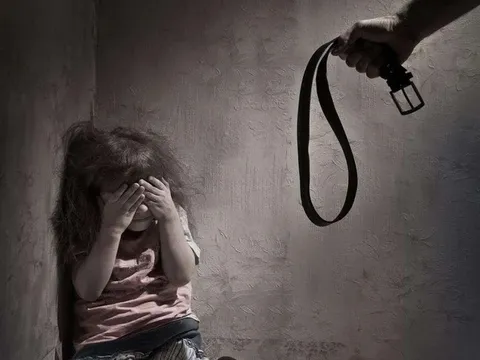 Bắt tạm giam người cha đánh, hành hạ con gái 7 tuổi