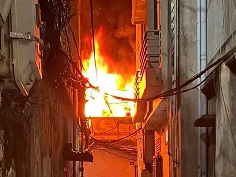 Cháy nhà dân trong ngõ lúc rạng sáng ở Hà Nội