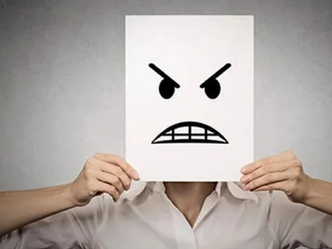 Nổi nóng lãng xẹt