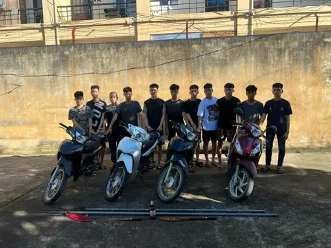 Tạm giữ 10 đối tượng mang hung khí đánh nhau, gây rối trật tự công cộng ở Hà Nội
