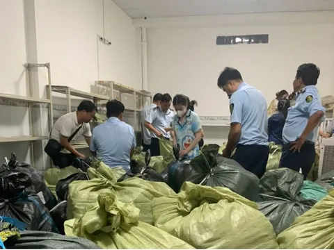 Thu giữ 10 tấn hàng phục vụ livestream được ngụy trang bên trong quán tạp hóa