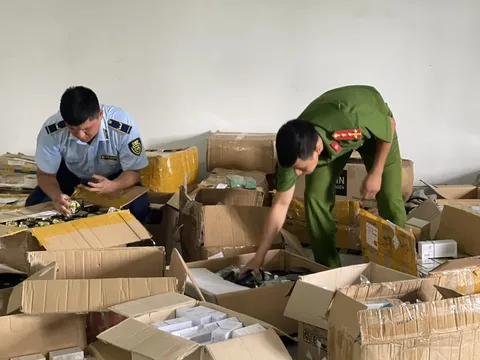 Tạm giữ hơn 2.000 mỹ phẩm nhập lậu rao bán trên Facebook