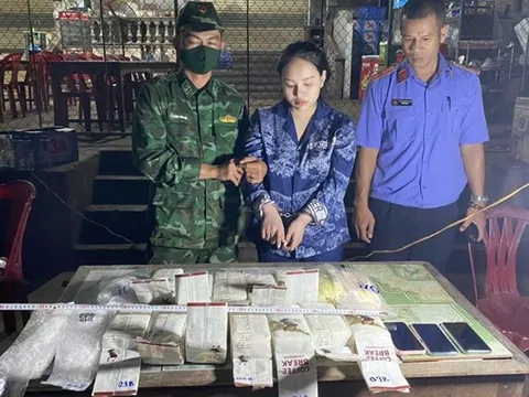 Bắt thiếu nữ 19 tuổi vận chuyển 15kg ma túy và 40 bánh heroin