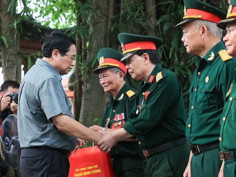 Thủ tướng tưởng niệm các Anh hùng liệt sĩ, thăm thương binh tại Thái Nguyên