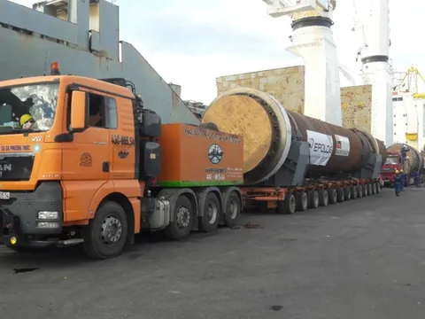 Xe quá khổ, quá tải phải có cảnh báo cho người, phương tiện tham gia giao thông khác