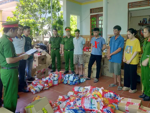 Bắt quả tang 2 cơ sở sản xuất nước giặt OMO giả chuyên bán trên Shopee