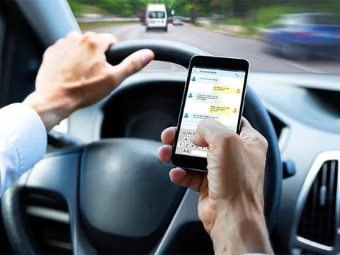 Bộ Công an đề xuất phạt nặng tài xế vừa lái xe vừa sử dụng điện thoại