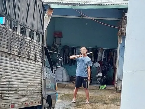 Cãi nhau với vợ, người chồng nghi ngáo đá kề mã tấu vào cổ dọa tự sát