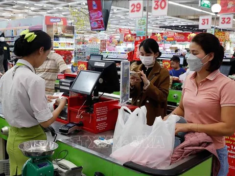 Thủ tướng yêu cầu xử lý nghiêm, công khai việc găm hàng, tăng giá bất hợp lý trong bão lũ