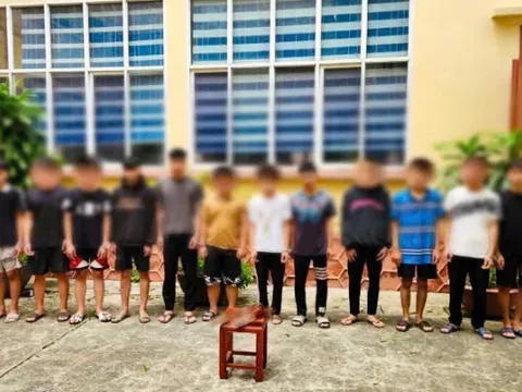 Bắt giữ 12 đối tượng mang hung khí gây náo loạn đường phố ở Hà Nội