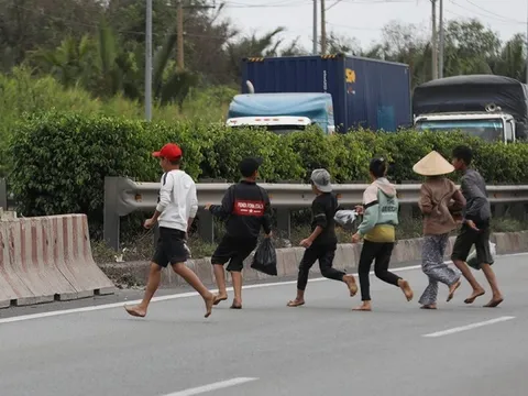 Ôtô đâm vào người đi bộ trên cao tốc chịu trách nhiệm thế nào?