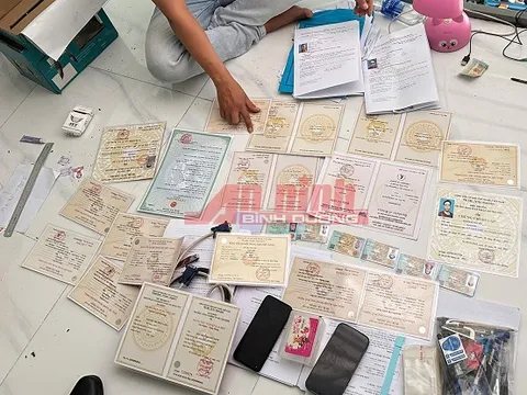 Triệt xóa đường dây làm giấy tờ giả quy mô lớn ở Bình Dương