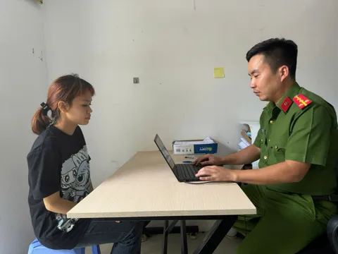 Nói xấu nhau, nữ sinh cầm dao bầu đâm bạn cùng lớp