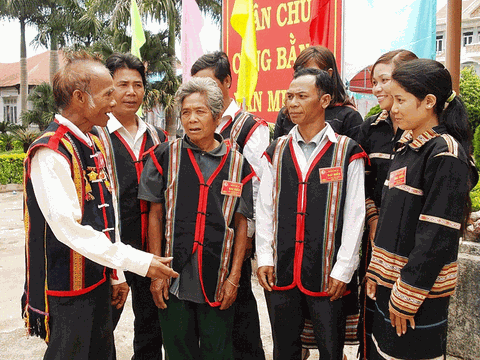 Bổ sung chính sách chi thăm hỏi một số đơn vị, cá nhân là người dân tộc thiểu số