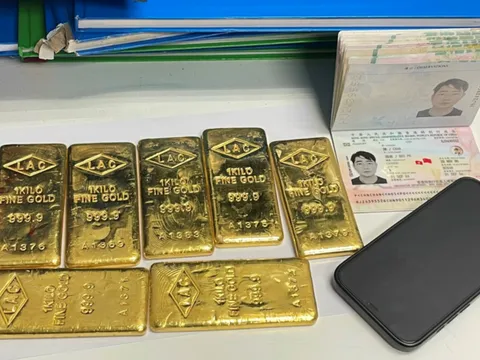 Phát hiện một du khách giấu 7kg kim loại nghi là vàng ở sân bay Nội Bài
