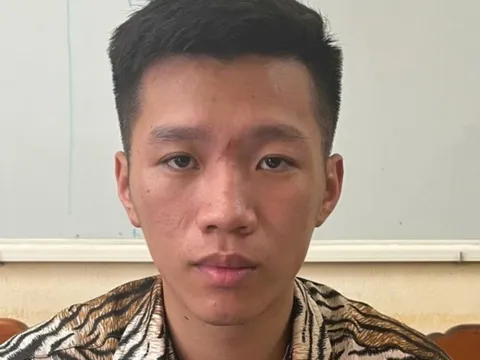 Bị kiểm tra nồng độ cồn khi đang chở bạn gái, nam thanh niên lao vào chửi bới cảnh sát