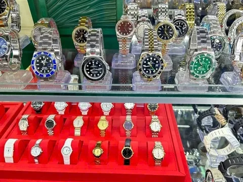 Thu giữ hàng trăm đồng hồ, túi xách nghi nhái hàng hiệu tại chợ Bến Thành