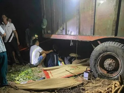 Trú mưa dưới gầm xe máy kéo, 2 người bị cán tử vong ở Đắk Lắk