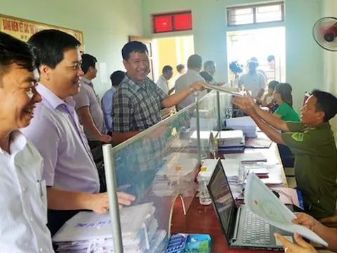 Đề xuất chế độ, chính sách đối với cán bộ không đủ tuổi tái cử, tái bổ nhiệm nghỉ công tác