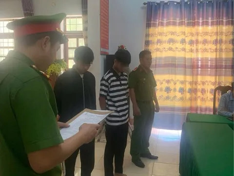 Khởi tố 3 nam sinh lớp 12 mang dao vào trường đâm bạn học