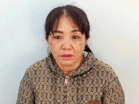 Bé gái 12 tuổi bị mẹ nuôi tạt nước sôi vào người vì làm mất vé số