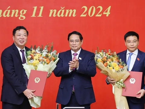 Thủ tướng Phạm Minh Chính trao quyết định bổ nhiệm và giao nhiệm vụ cho 2 tân Bộ trưởng