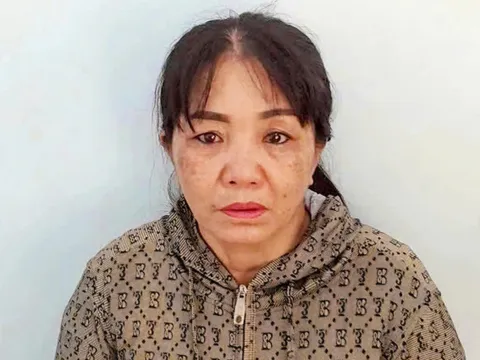 Khởi tố mẹ nuôi tạt nước sôi vào người bé gái 12 tuổi vì làm mất vé số