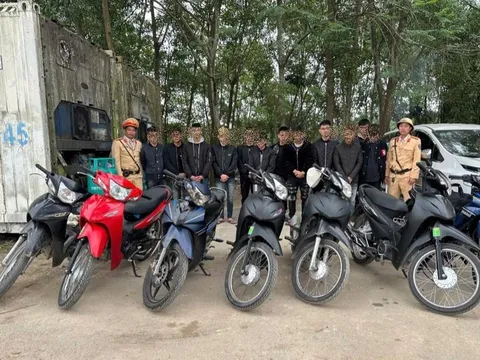 Xử lý 12 thanh thiếu niên đi đón bạn ra tù gây náo loạn đường phố