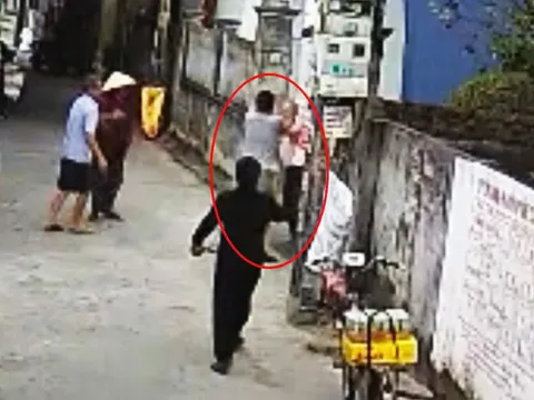 Khởi tố đối tượng hành hung cụ ông 82 tuổi vì hiểu lầm