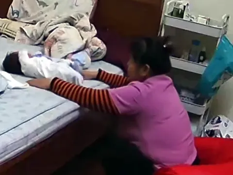 Hà Nội: Tạm giữ bảo mẫu nghi bạo hành bé trai hơn 1 tháng tuổi