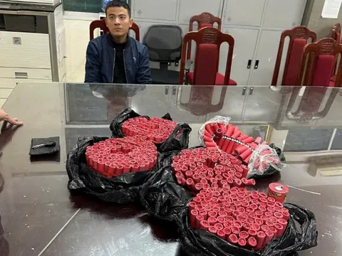 Bắt giữ đối tượng vận chuyển gần 8kg pháo nổ ở Hà Nội