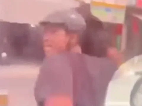 Triệu tập người đàn ông chặn đầu ô tô, cầm đá đập nát kính chắn gió ở TP.HCM