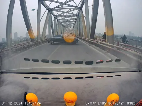 Hà Nội: Xử phạt tài xế điều khiển ô tô quay đầu xe trên cầu Chương Dương