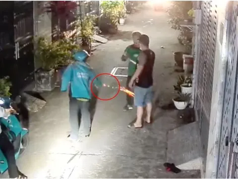 Bắt khẩn cấp người đàn ông hành hung, đốt pháo đe dọa shipper