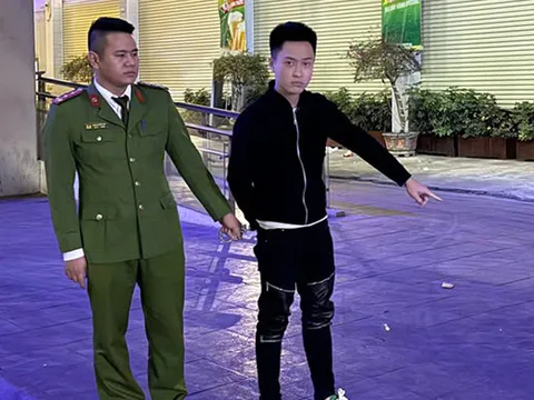 Quay hình ảnh ‘đi bão’ mừng Việt Nam vô địch, cô gái bị giật điện thoại