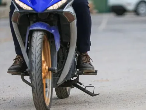 Không gạt chân chống khi lái xe máy bị phạt bao nhiêu?