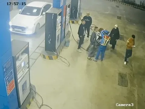 Tài xế lái xe ô tô đánh tới tấp nhân viên cây xăng ở Nghệ An