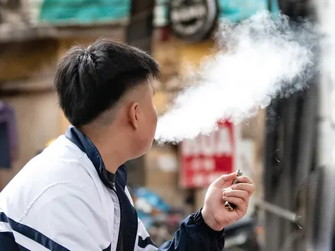 Đề xuất phạt 2 triệu đồng, báo về cơ quan nếu hút thuốc lá điện tử