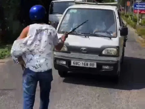 Tạm giữ đối tượng chặn đầu xe tải đập phá tài sản gây náo loạn trên đường