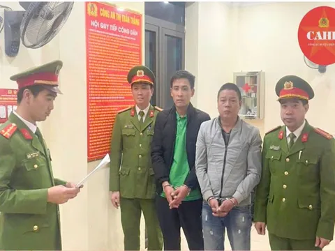 Tạm giữ 2 thanh niên đốt pháo giữa lòng đường ở Thanh Hóa