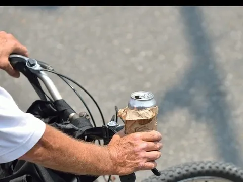 Mức phạt khi đi xe đạp chuyển hướng không báo hiệu trước